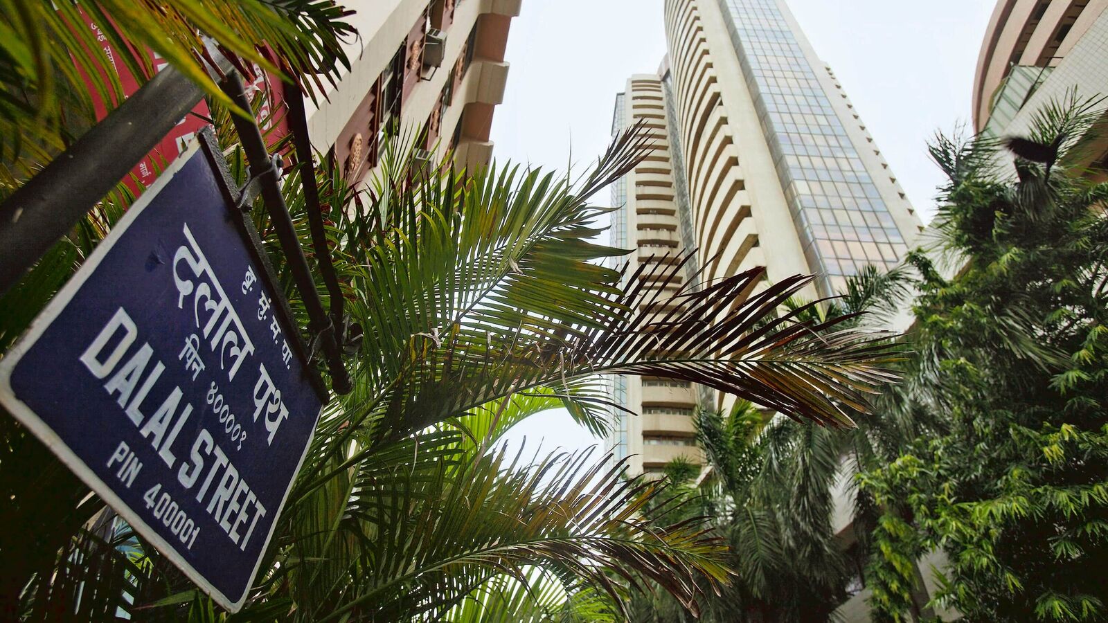 Nifty Bank hit fresh highs, crosses 53,000 as it continues winning streak for the 4th day in a row