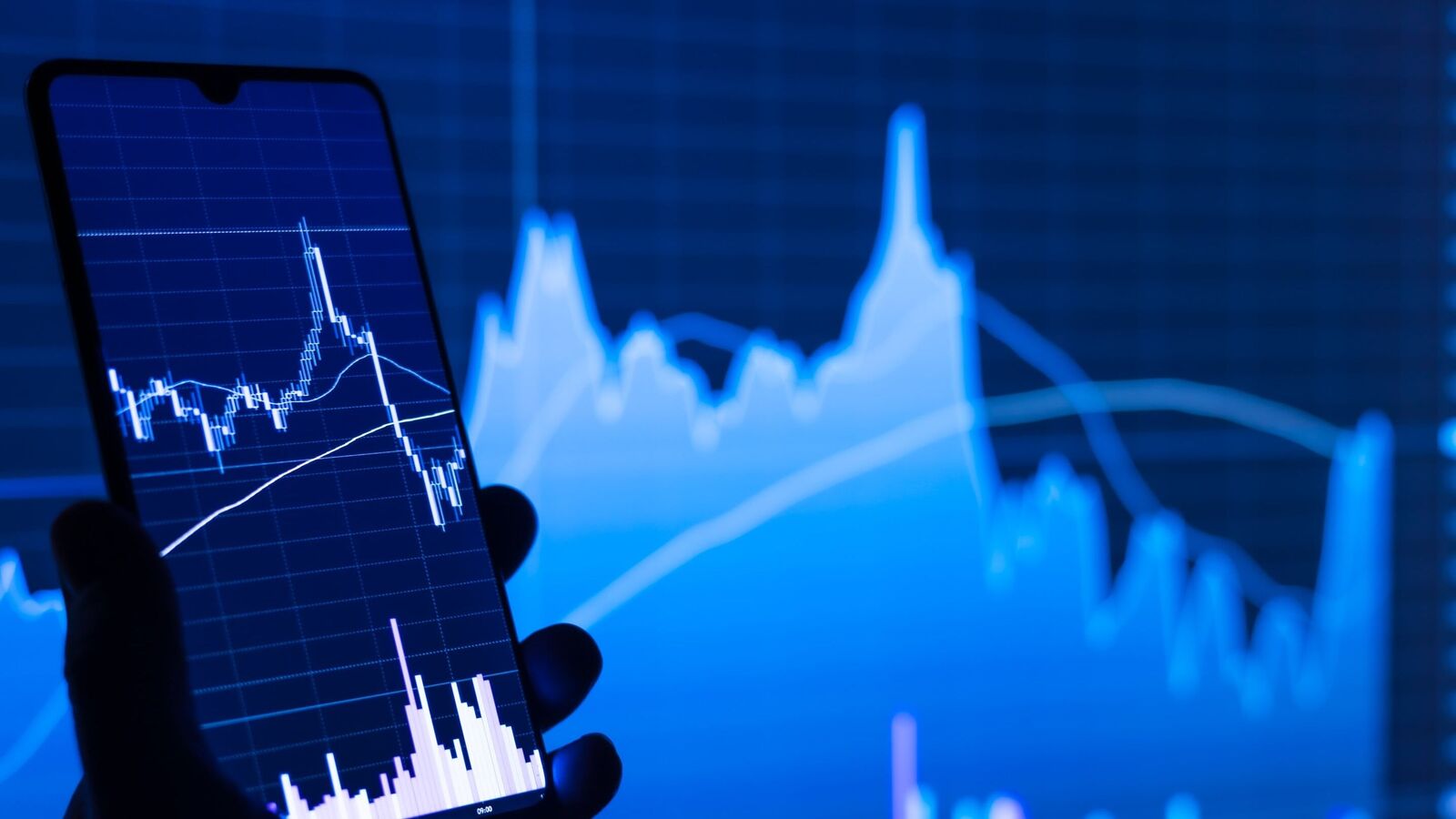 Large-cap lenders vs mid-cap banks: Which ones should you pick for long term?