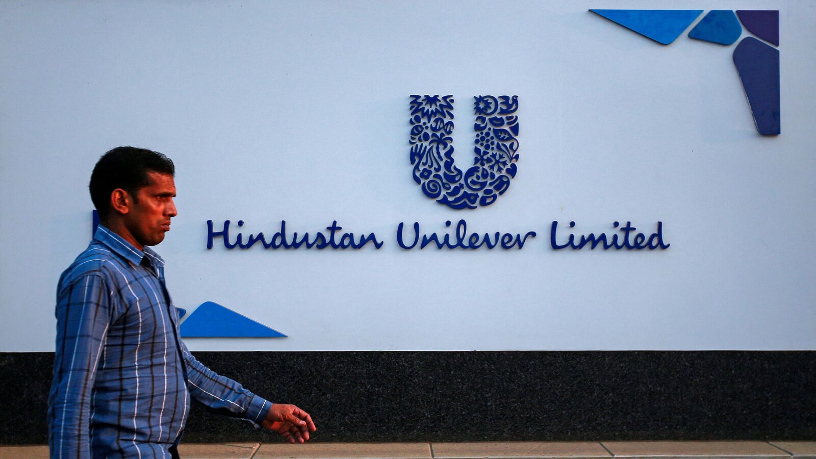 HUL share price tanks over 5% after Q2 results. Should you buy the FMCG stock?