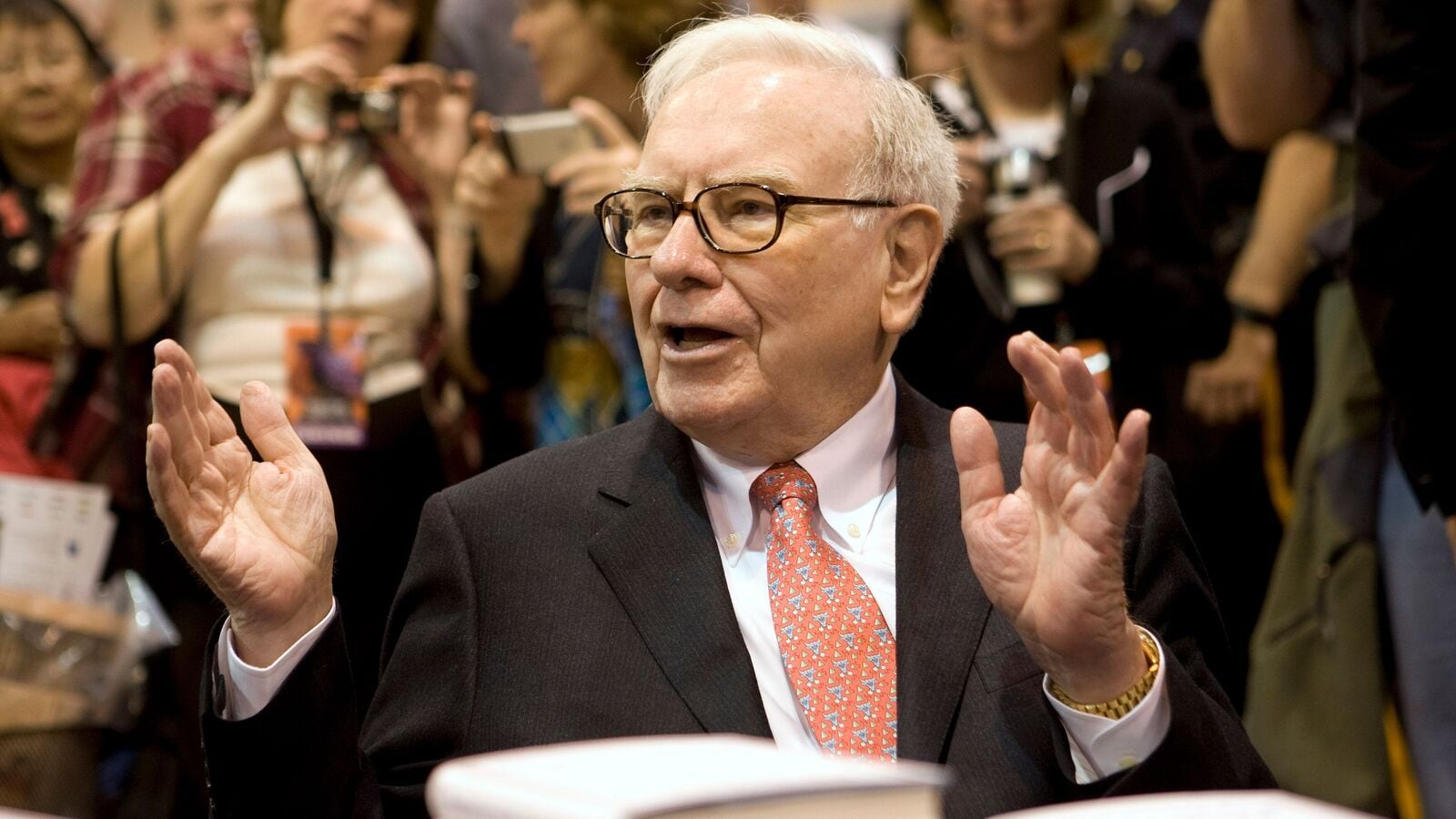 Berkshire Hathaway cash pile soars to $325 billion after Warren Buffett slashes Apple, BofA holdings